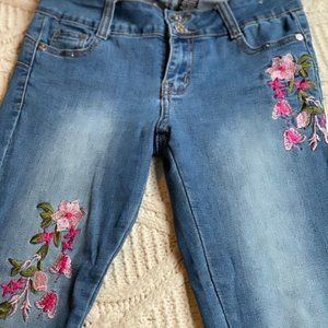 Women’s skinny jeans with flower design